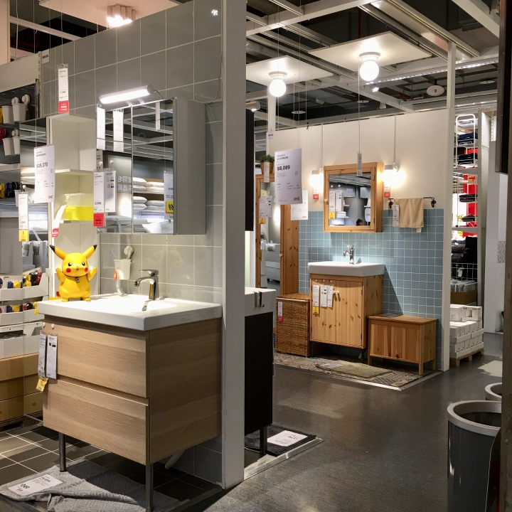 打發時間該去哪裡呢？帶著愛寵 皮卡丘 同逛 IKEA 新莊家具店好像也不錯喔？