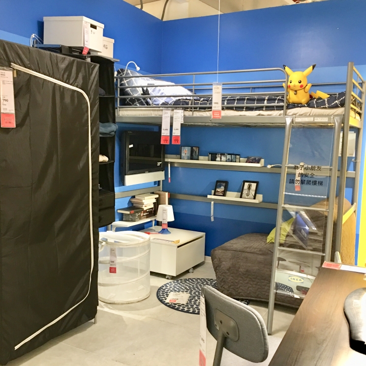 打發時間該去哪裡呢？帶著愛寵 皮卡丘 同逛 IKEA 新莊家具店好像也不錯喔？