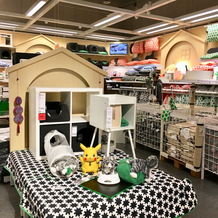 打發時間該去哪裡呢？帶著愛寵 皮卡丘 同逛 IKEA 新莊家具店好像也不錯喔？