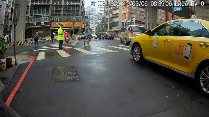 我會逆向，照樣可以天天檢舉路上的交通違規！