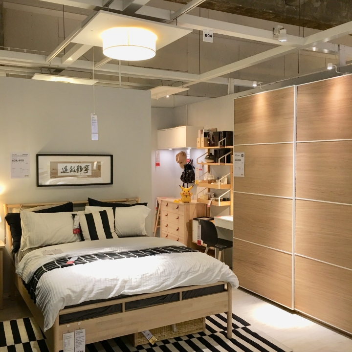 打發時間該去哪裡呢？帶著愛寵 皮卡丘 同逛 IKEA 新莊家具店好像也不錯喔？