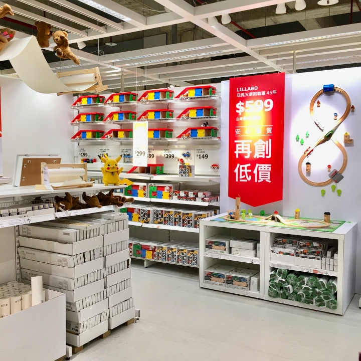 打發時間該去哪裡呢？帶著愛寵 皮卡丘 同逛 IKEA 新莊家具店好像也不錯喔？