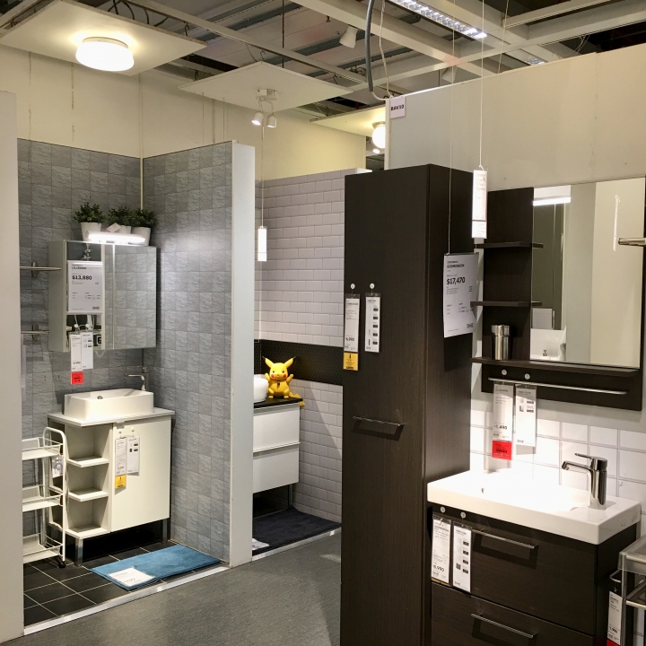 打發時間該去哪裡呢？帶著愛寵 皮卡丘 同逛 IKEA 新莊家具店好像也不錯喔？