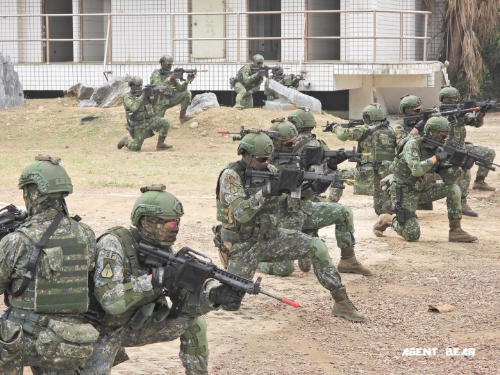 國軍特戰部隊突襲炸毀八卦山敵導航干擾電台(28P)