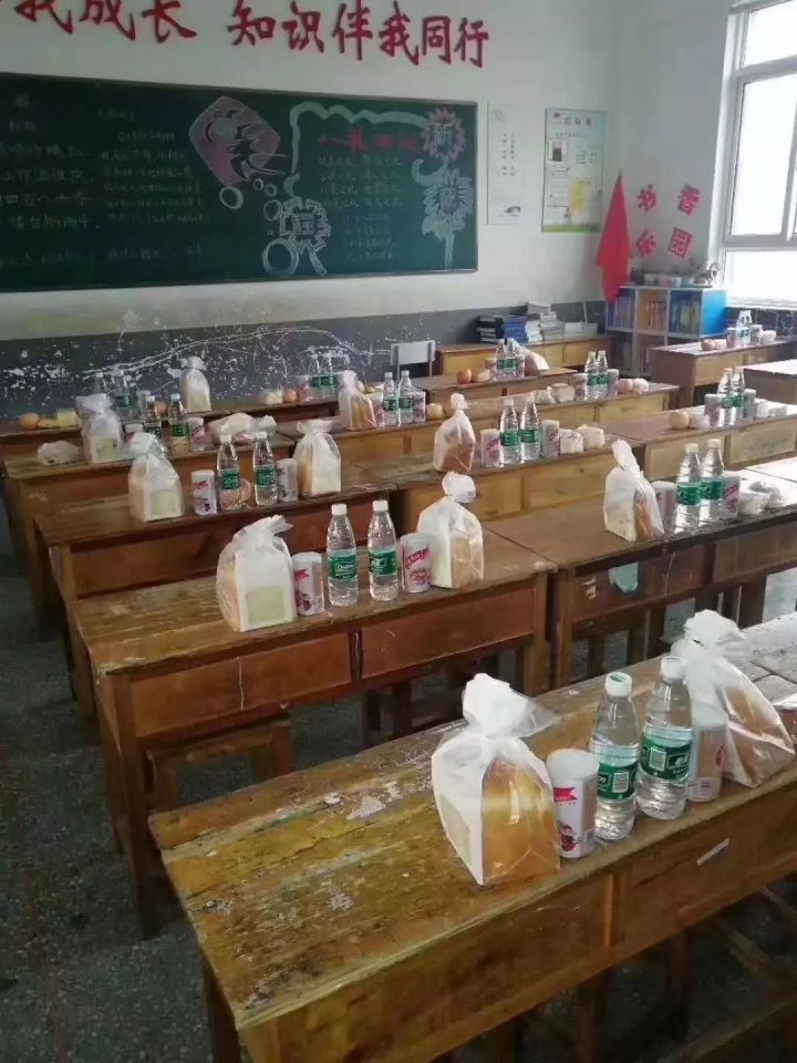參加響水救援的武警臨時駐紮學校，轉移後留下了這些...