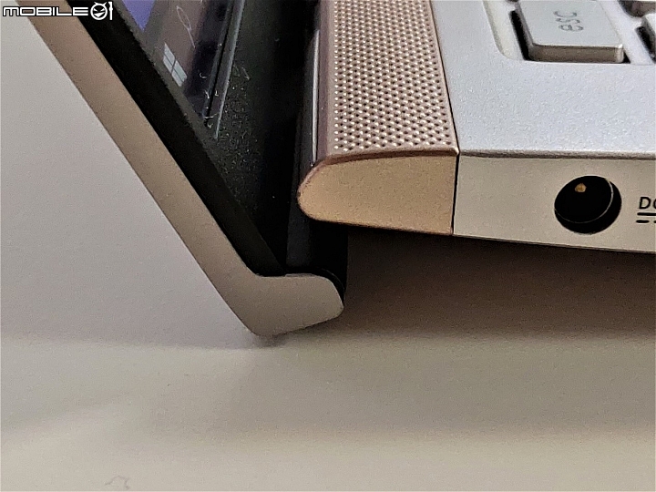 點我看大圖 全世界最小的13吋筆電,ZenBook 13 UX333 冰柱銀開箱