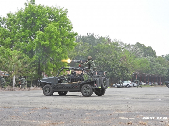 國軍特戰部隊突襲炸毀八卦山敵導航干擾電台(28P)
