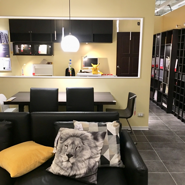 打發時間該去哪裡呢？帶著愛寵 皮卡丘 同逛 IKEA 新莊家具店好像也不錯喔？