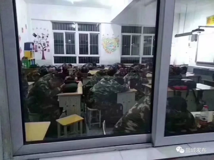 參加響水救援的武警臨時駐紮學校，轉移後留下了這些...