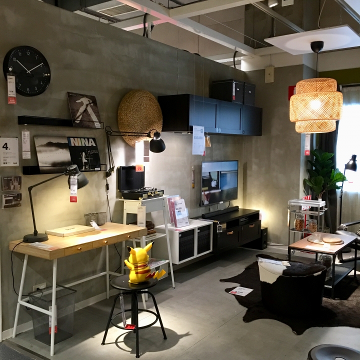 打發時間該去哪裡呢？帶著愛寵 皮卡丘 同逛 IKEA 新莊家具店好像也不錯喔？