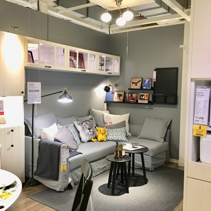 打發時間該去哪裡呢？帶著愛寵 皮卡丘 同逛 IKEA 新莊家具店好像也不錯喔？