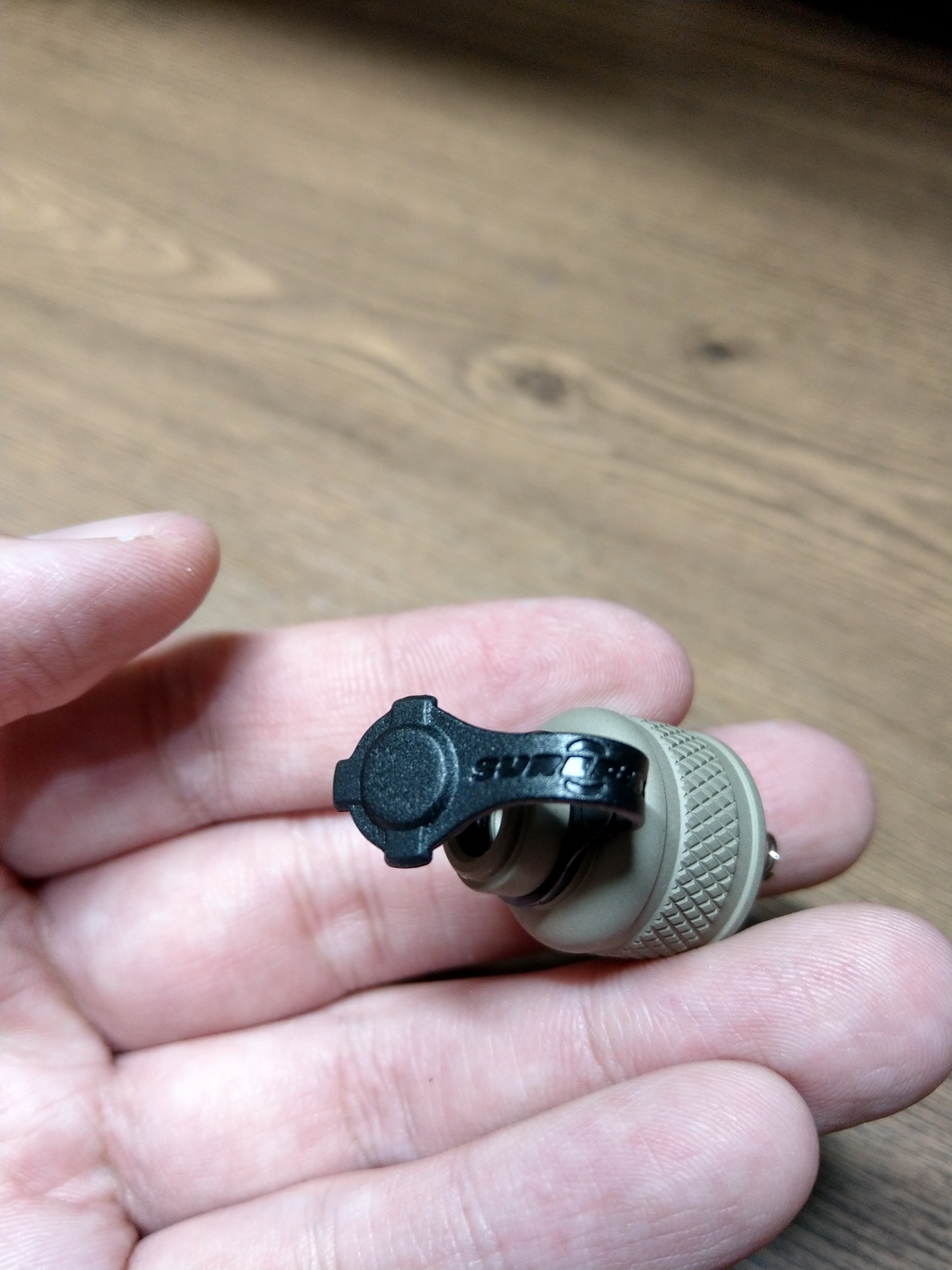 不專業簡易開箱 ( SureFire M600DF 1500流明 戰術槍燈 )