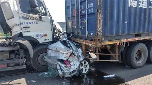 國道兩輛聯結車前後夾擊轎車成廢鐵（即時）