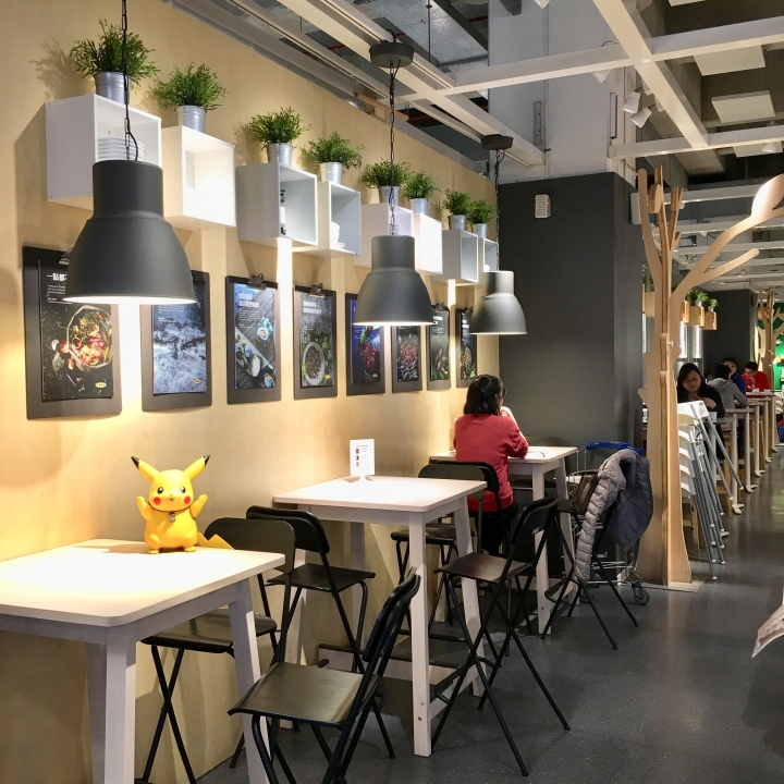 打發時間該去哪裡呢？帶著愛寵 皮卡丘 同逛 IKEA 新莊家具店好像也不錯喔？