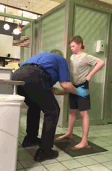 美國安檢員對患病男孩摸身檢查2分鐘，連特朗普都看不下去了