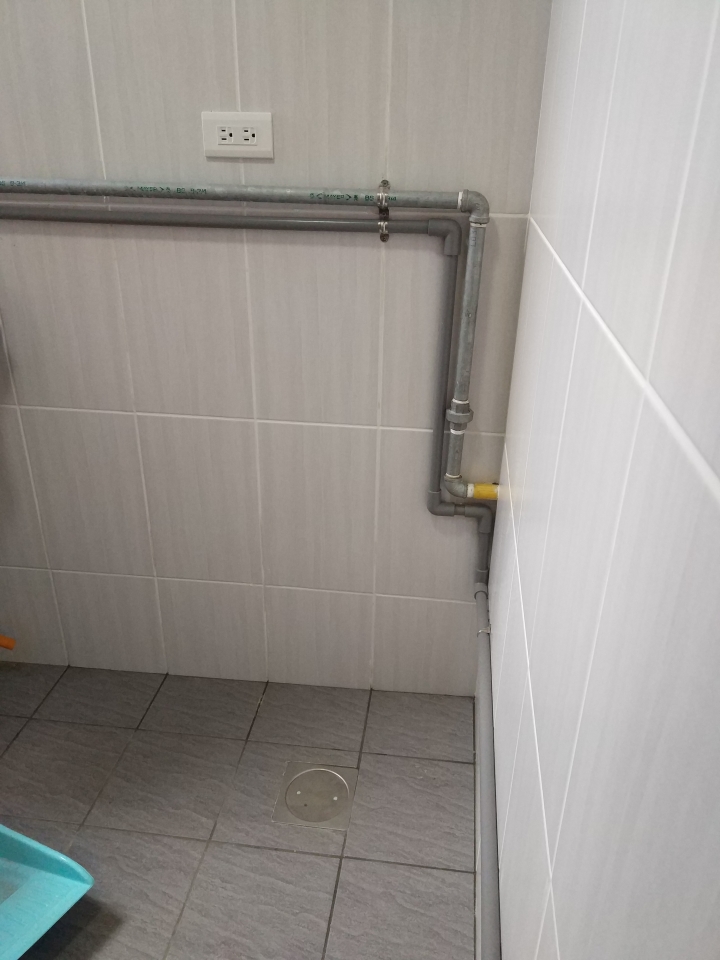 完全沒有使用的浴室牆壁出現滲水痕跡，沿著滲水痕處還有白色粉末附著，請問是漏水了嗎？