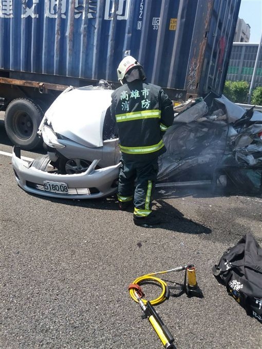 車禍慘狀曝光！車像「廢紙團」夾扁！