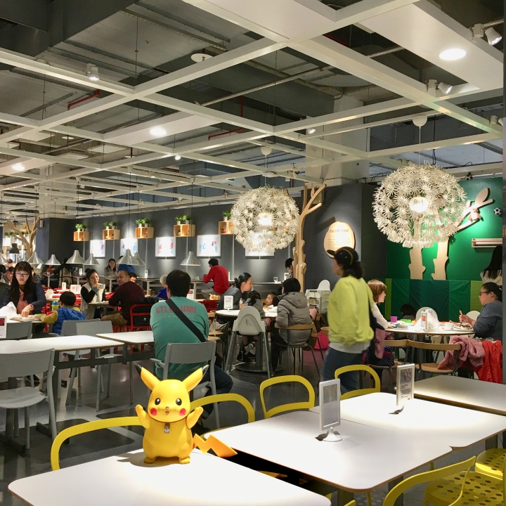 打發時間該去哪裡呢？帶著愛寵 皮卡丘 同逛 IKEA 新莊家具店好像也不錯喔？