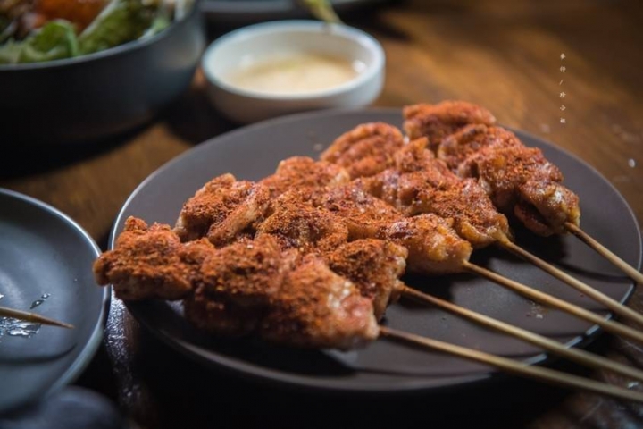 麥仔食。台北｜4AM柒日 酒食处｜炭火燒烤專門店~深夜食堂越夜越有吸引力｜松山區美食推薦 @麥仔の生活日記