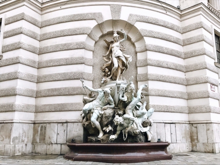 【Wien.走跳】維也納市區景點百水公寓、聖史蒂芬教堂、霍夫堡與卡爾教堂