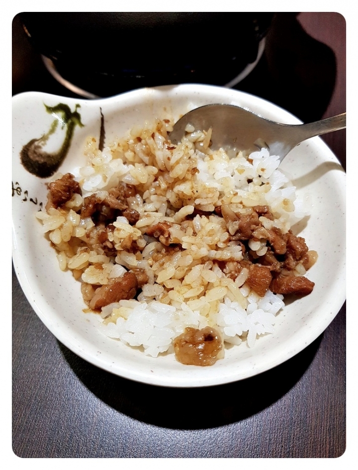苗栗縣頭份市建國路[食鼎香 親愛的鍋]百元價位平價火鍋~ 飲料/小美冰淇淋/魯肉飯無限取用 2019食記 ~ 韓式泡菜鍋不錯吃~泡菜多!