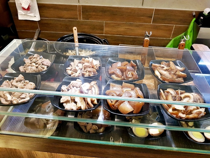 苗栗市[江技舊記專業餛飩店]人氣小吃~ 餛飩+客家(?)風肉圓+熱狗!!(其實是黑輪!!)+好吃的魯味 2019食記~ 人氣旺呀!