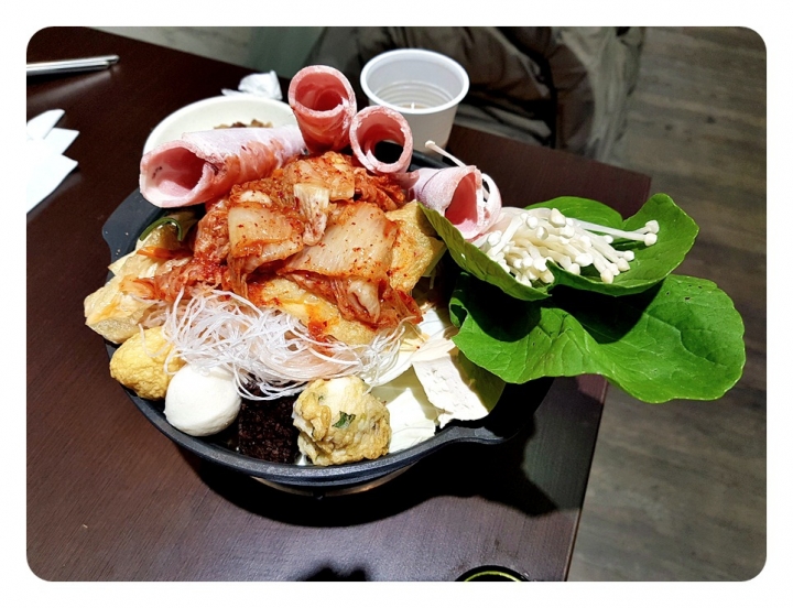 苗栗縣頭份市建國路[食鼎香 親愛的鍋]百元價位平價火鍋~ 飲料/小美冰淇淋/魯肉飯無限取用 2019食記 ~ 韓式泡菜鍋不錯吃~泡菜多!