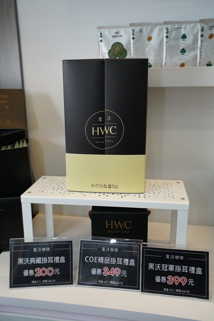 [食記] 信義區高CP值咖啡店推薦。HWC黑沃咖啡 香氣迷人、口感柔和滑順。甜蜜波利日--波利拉花拿鐵!超可愛~