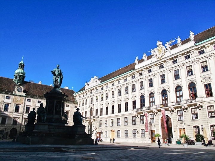 【Wien.走跳】維也納市區景點百水公寓、聖史蒂芬教堂、霍夫堡與卡爾教堂