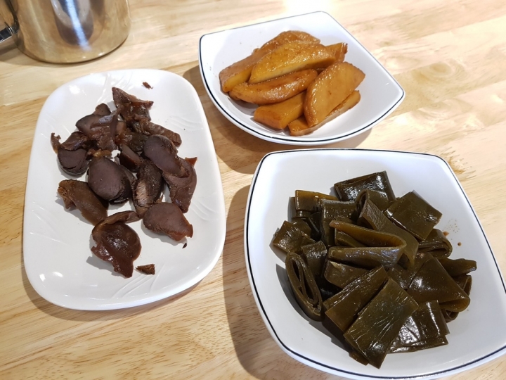 彰化市[大陸牛肉麵]多間分店~辭修路新開不久喔~ 搭配二姐焦糖魯味銷售~ 牛肉麵不錯吃~古法手炒糖色~不含醬油及焦糖色素