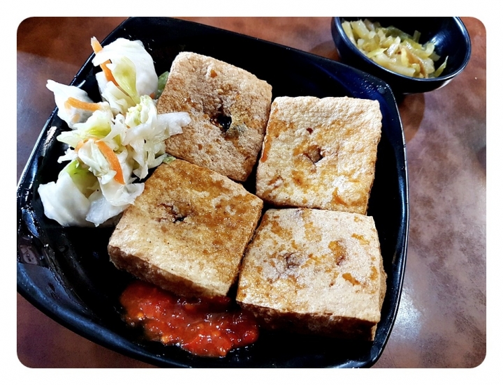 苗栗頭份[豆腐殿] 人氣素食店~ 平價小吃~~ 臭豆腐很不錯~ 生意也很好~為恭醫院附近~ 附近有付費停車場挺方便~2019食記