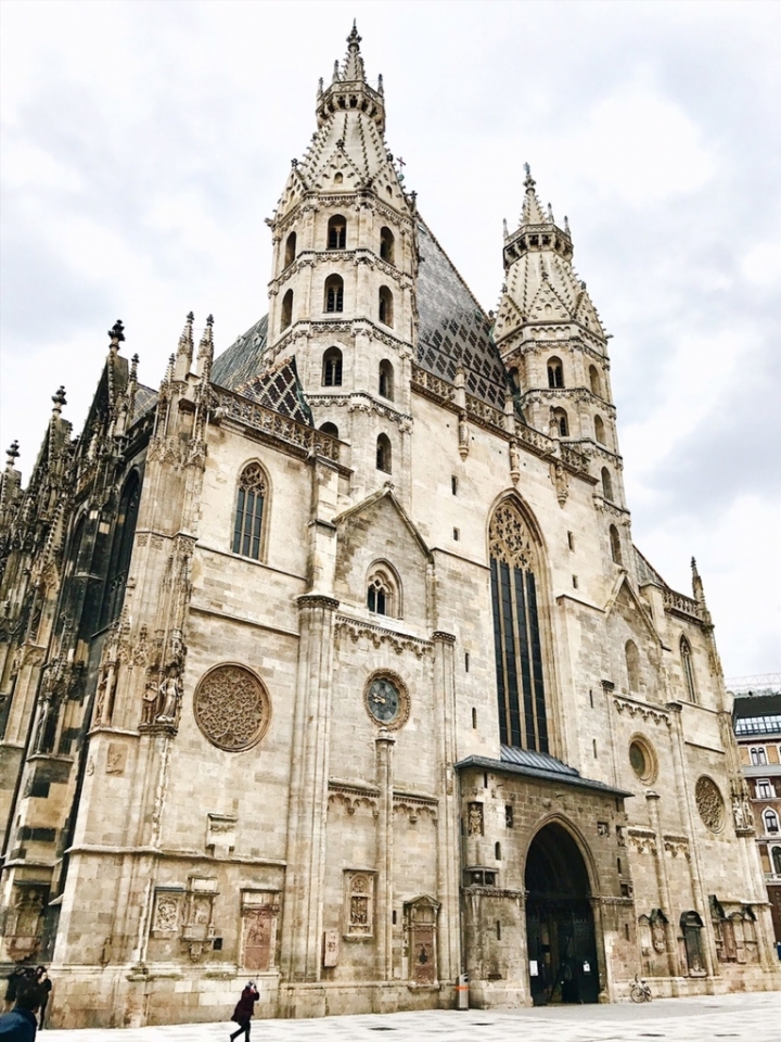 【Wien.走跳】維也納市區景點百水公寓、聖史蒂芬教堂、霍夫堡與卡爾教堂