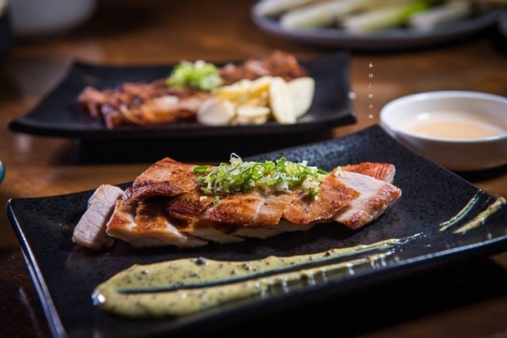 麥仔食。台北｜4AM柒日 酒食处｜炭火燒烤專門店~深夜食堂越夜越有吸引力｜松山區美食推薦 @麥仔の生活日記