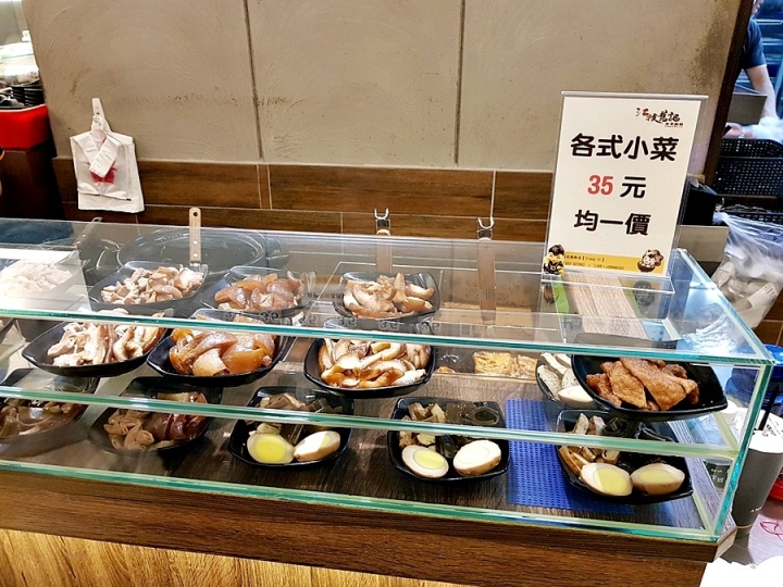 苗栗市[江技舊記專業餛飩店]人氣小吃~ 餛飩+客家(?)風肉圓+熱狗!!(其實是黑輪!!)+好吃的魯味 2019食記~ 人氣旺呀!