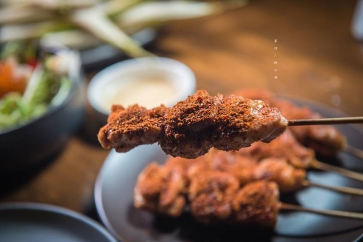 麥仔食。台北｜4AM柒日 酒食处｜炭火燒烤專門店~深夜食堂越夜越有吸引力｜松山區美食推薦 @麥仔の生活日記