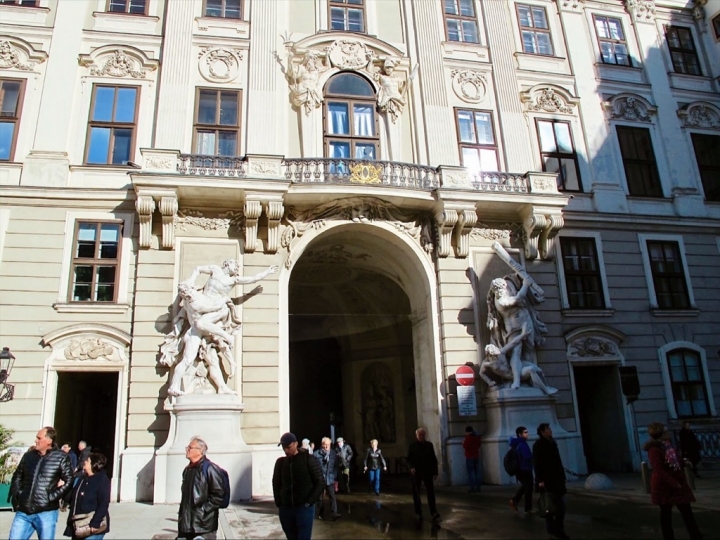 【Wien.走跳】維也納市區景點百水公寓、聖史蒂芬教堂、霍夫堡與卡爾教堂
