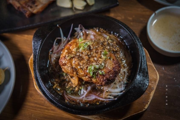 麥仔食。台北｜4AM柒日 酒食处｜炭火燒烤專門店~深夜食堂越夜越有吸引力｜松山區美食推薦 @麥仔の生活日記