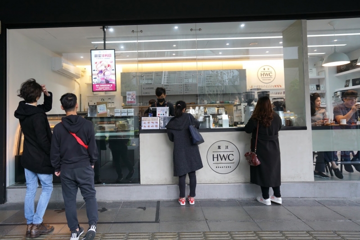 [食記] 信義區高CP值咖啡店推薦。HWC黑沃咖啡 香氣迷人、口感柔和滑順。甜蜜波利日--波利拉花拿鐵!超可愛~