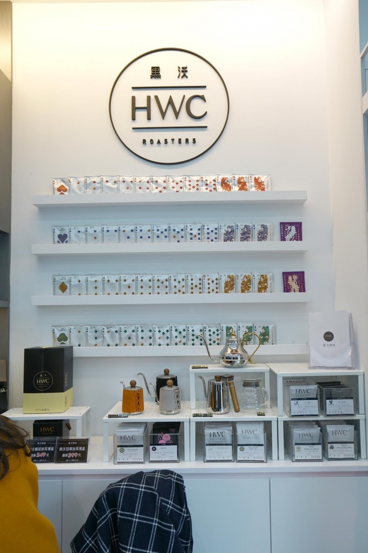 [食記] 信義區高CP值咖啡店推薦。HWC黑沃咖啡 香氣迷人、口感柔和滑順。甜蜜波利日--波利拉花拿鐵!超可愛~