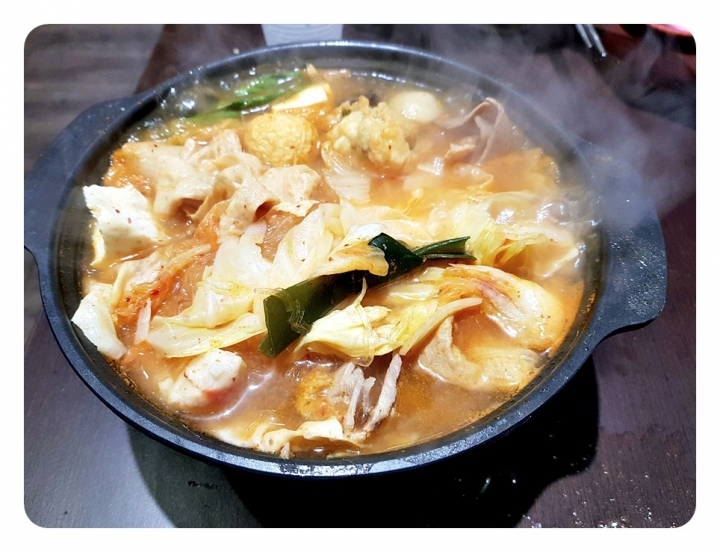 苗栗縣頭份市建國路[食鼎香 親愛的鍋]百元價位平價火鍋~ 飲料/小美冰淇淋/魯肉飯無限取用 2019食記 ~ 韓式泡菜鍋不錯吃~泡菜多!