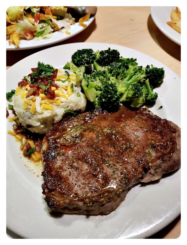 台中市 老虎城Tiger City [Chili's Grill & Bar 美式休閒餐廳] 牛排 漢堡 炸物 沙拉 墨西哥料理 義大利麵 海鮮料理 種類多,適合聚餐 生日慶祝