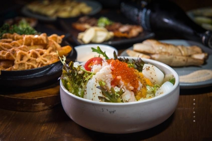 麥仔食。台北｜4AM柒日 酒食处｜炭火燒烤專門店~深夜食堂越夜越有吸引力｜松山區美食推薦 @麥仔の生活日記