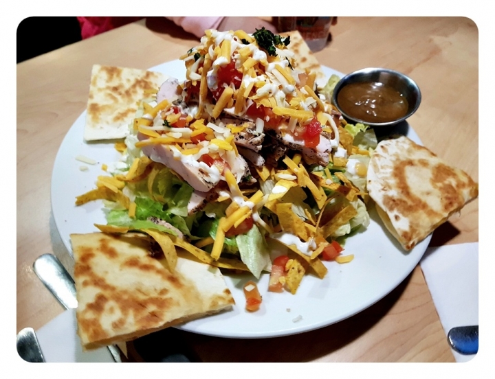 台中市 老虎城Tiger City [Chili's Grill & Bar 美式休閒餐廳] 牛排 漢堡 炸物 沙拉 墨西哥料理 義大利麵 海鮮料理 種類多,適合聚餐 生日慶祝