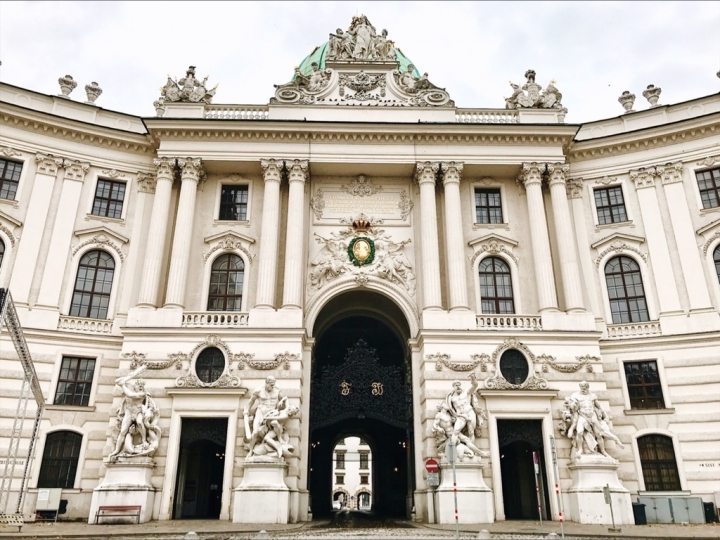 【Wien.走跳】維也納市區景點百水公寓、聖史蒂芬教堂、霍夫堡與卡爾教堂