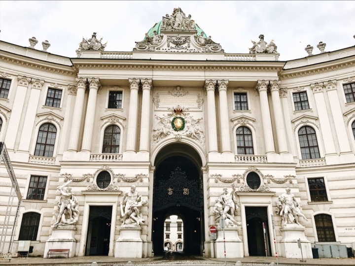 【Wien．走跳】維也納市區景點百水公寓、聖史蒂芬教堂、霍夫堡與卡爾教堂