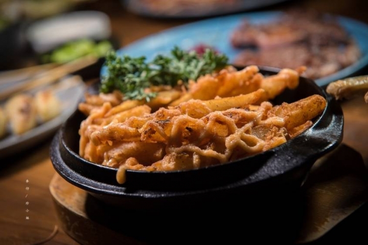 麥仔食。台北｜4AM柒日 酒食处｜炭火燒烤專門店~深夜食堂越夜越有吸引力｜松山區美食推薦 @麥仔の生活日記