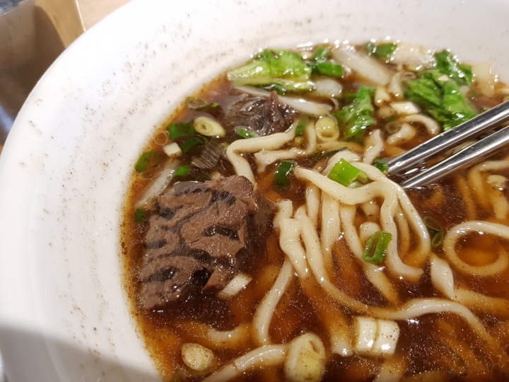 彰化市[大陸牛肉麵]多間分店~辭修路新開不久喔~ 搭配二姐焦糖魯味銷售~ 牛肉麵不錯吃~古法手炒糖色~不含醬油及焦糖色素