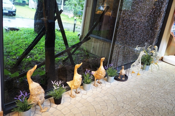 【宜蘭冬山鄉 | 餐廳】縈繞著異國氛圍的築夢木屋✈飛行碼頭 DUCK DOCK