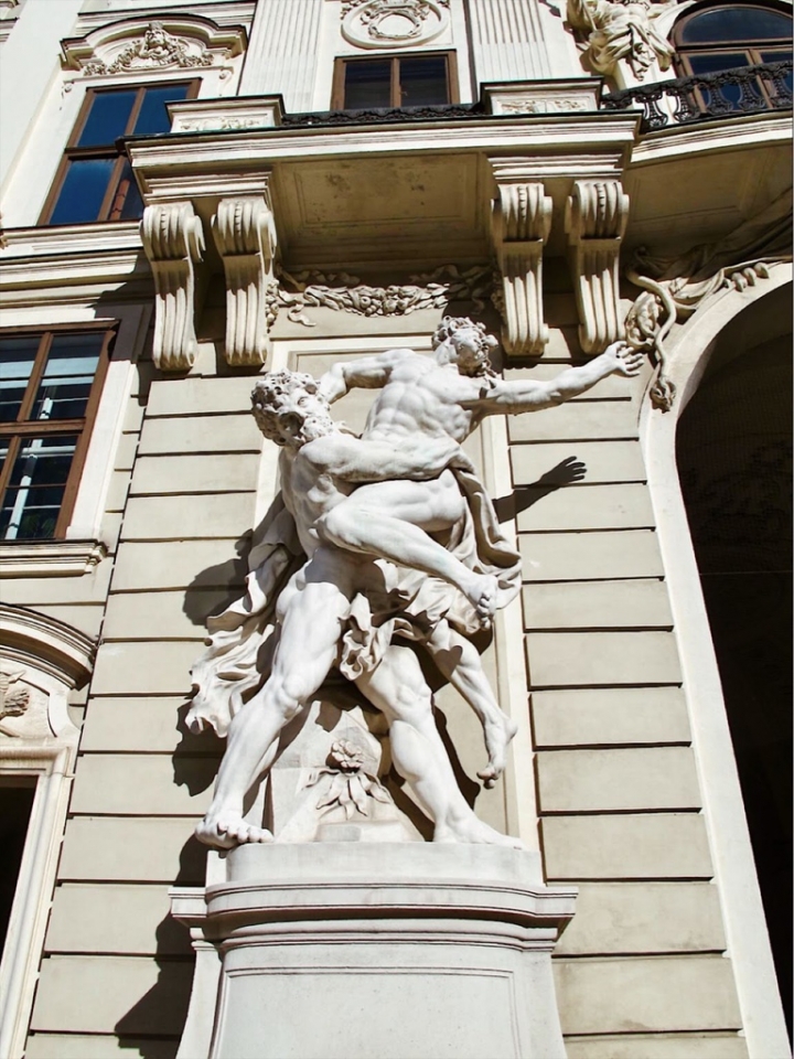 【Wien.走跳】維也納市區景點百水公寓、聖史蒂芬教堂、霍夫堡與卡爾教堂