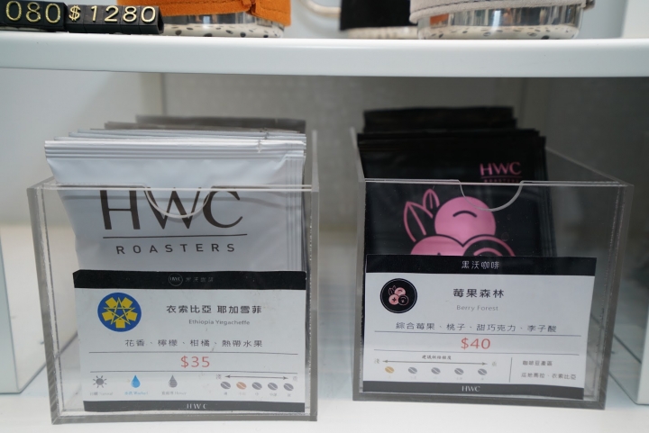 [食記] 信義區高CP值咖啡店推薦。HWC黑沃咖啡 香氣迷人、口感柔和滑順。甜蜜波利日--波利拉花拿鐵!超可愛~